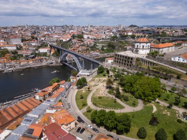Geniş manastır ve büyük metal köprünün güzel hava manzarası