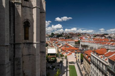Lizbon şehir merkezindeki eski tarihi kilise binasının güzel manzarası