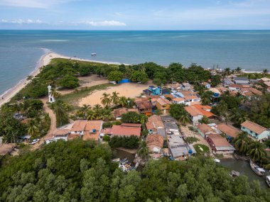 Uzun kumsala ve küçük köye güzel bir hava manzarası