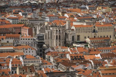 Lizbon şehir merkezindeki eski geleneksel binaların güzel manzarası