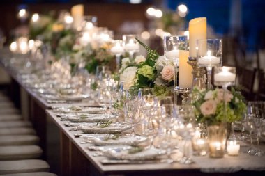 Çiçek süslemeli romantik mum ışığı ziyafet masası