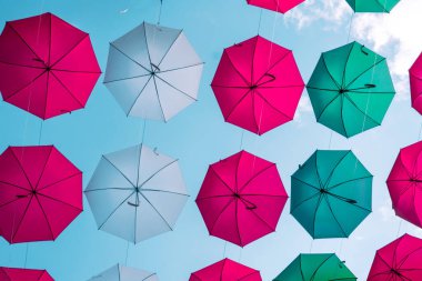 Poble Espanyol 'da gökyüzüne karşı şemsiyeler, Barselona, İspanya