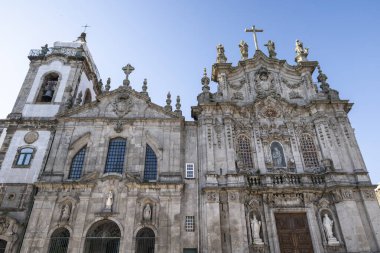Porto şehir merkezindeki eski tarihi kilise binasının güzel manzarası.