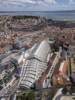Şehir merkezindeki Rossio tren istasyonuna güzel bir hava manzarası.