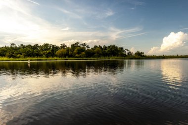 Akşamüstü dramatik bulutlarla Mobil Körfezi.