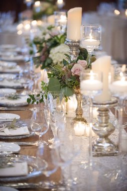 Çiçekler ve Mumlarla Romantik Düğün Masası