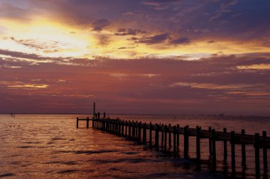 Fairhoppe, Alabama 'da dramatik bulutlarla gün batımı.