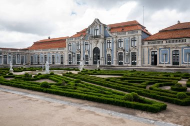 Queluz Sarayı 'nın eski tarihi bahçesi ve binasının güzel manzarası