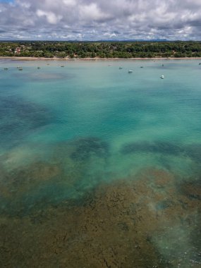 Mercan resiflerine ve küçük Cumuruxatiba plajına güzel bir hava manzarası.