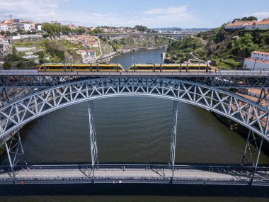 Porto şehir merkezindeki Luis I köprüsüne güzel bir hava manzarası.