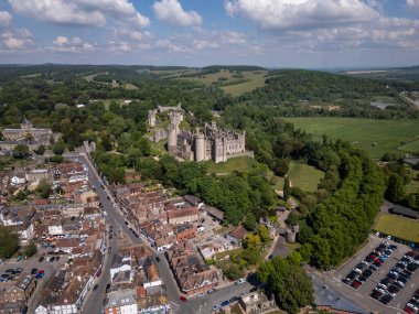 Eski tarihi Arundel Kalesi ve küçük köye güzel bir hava manzarası