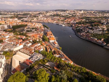 Nehir kıyısındaki geleneksel tarihi binalara güzel hava manzarası