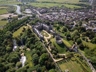 Eski tarihi Arundel Kalesi ve küçük köye güzel bir hava manzarası