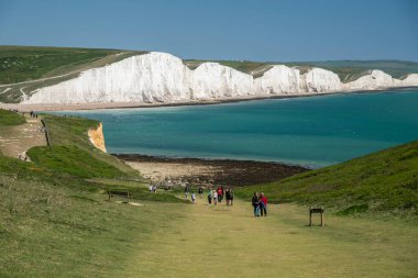 Seaford, İngiltere 'deki Seven Sisters beyaz kayalıklarına güzel bir manzara.