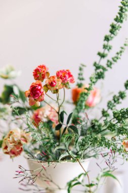 Stüdyoda desenli çiçek aranjmanı