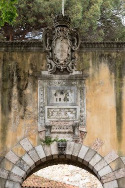 Sao Jorge Kalesi 'ndeki tarihi duvarlara güzel bir manzara.