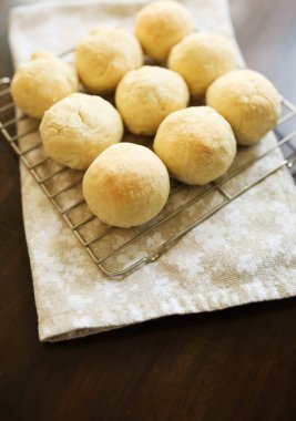 Çay havlusunda taze pişmiş ekmek.