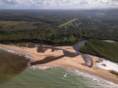Nehir ağızlı ve kumlu vahşi sahile güzel bir hava manzarası.