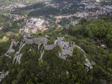 Yeşil tepedeki tarihi Mooris Şatosu 'na güzel bir hava manzarası