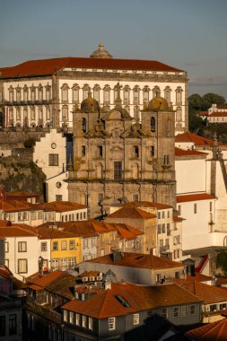 Porto şehir merkezindeki eski tarihi binaların güzel manzarası