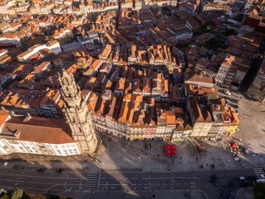 Şehir merkezindeki eski tarihi rahipler kulesine güzel bir hava manzarası