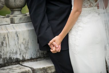 Gelin ve Damat Mermer Tırabzanın Yanında Elele tutuşun