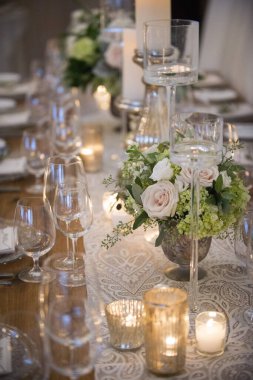 Güller ve Bardaklarla dolu Romantik Mum Işıklı Masa