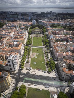 Lizbon şehir merkezindeki yeşil parka güzel bir hava manzarası