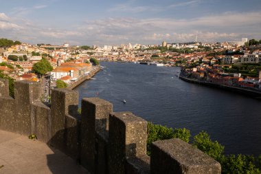 Portekiz 'in Porto şehrindeki Douro Nehri' ne güzel bir manzara.