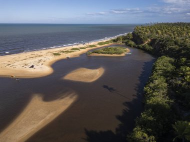 Nehir ağızlı ve kumlu vahşi sahile güzel bir hava manzarası.