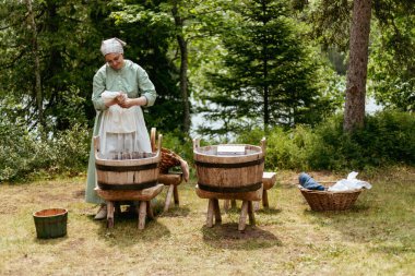 19. yüzyıldan kalma kadın tarihi kalede ordu için çamaşır yıkıyor.