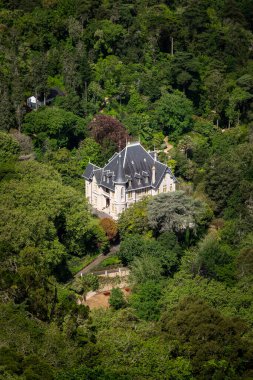 Sintra 'daki Fas Kalesi' nden tarihi küçük saraya bakın.