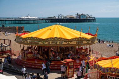 Brighton İskelesi ve lunapark atlıkarınca manzarası çok güzel.