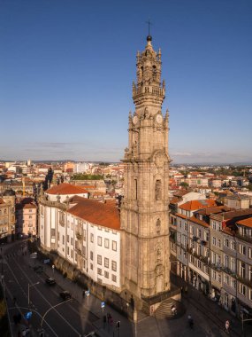 Şehir merkezindeki eski tarihi rahipler kulesine güzel bir hava manzarası