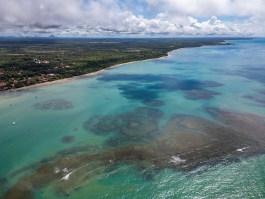 Mercan resiflerine ve küçük Cumuruxatiba plajına güzel bir hava manzarası.