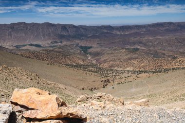 Yüksek Atlas 'tan Mutlu Vadi' ye giden yola bak.