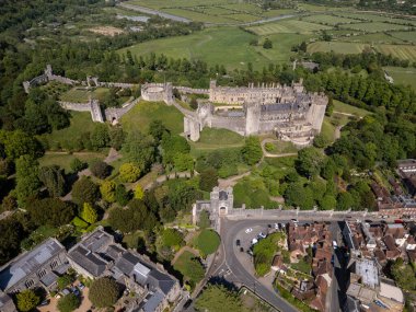 Arundel 'deki tarihi Arundel Kalesi' ne güzel bir hava manzarası.
