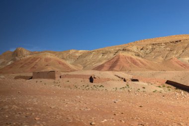 Ait köyüne giden çöl yolunda tipik bir berber binası.