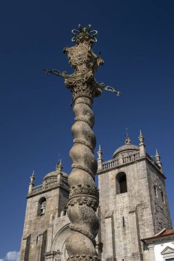 Porto şehir merkezindeki eski tarihi kilise binasının güzel manzarası.