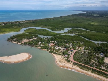 Ponta do Corumbau köyünde nehir ağzı için güzel bir hava manzarası.