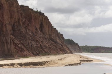 Kızıl kayalıkları olan Japara Mrim plajına güzel bir manzara