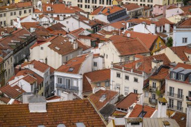Lizbon şehir merkezindeki eski geleneksel binaların güzel manzarası