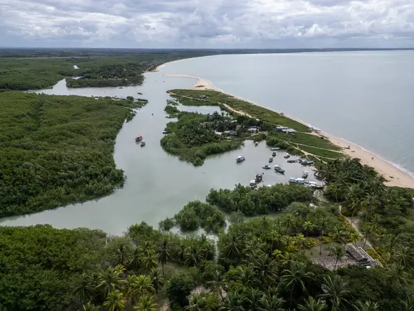 Ponta do Corumbau köyünde nehir ağzı için güzel bir hava manzarası.