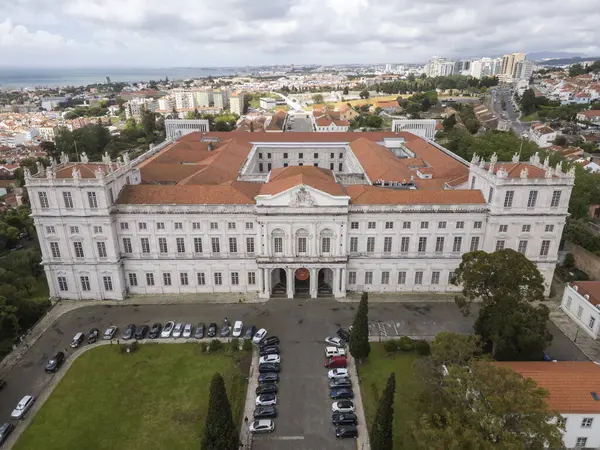 Şehir merkezindeki eski tarihi sarayın güzel hava manzarası