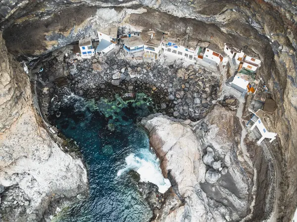 La Palma Engebeli Kıyısındaki Kayalık Balıkçı Köyü