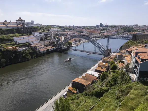 Porto şehir merkezindeki Luis I köprüsüne güzel bir hava manzarası.