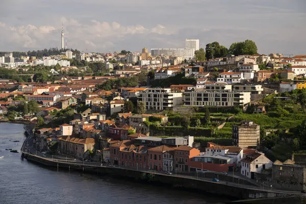 Porto şehir merkezindeki eski tarihi binaların güzel manzarası