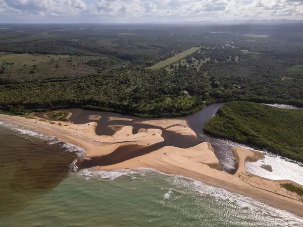 Nehir ağızlı ve kumlu vahşi sahile güzel bir hava manzarası.