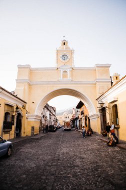 İkonik sarı Santa Catalina Kemeri Antigua 'daki kaldırım taşı caddesinde.