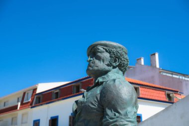 Ericeira köyünün ortasında bir balıkçı heykeli var.